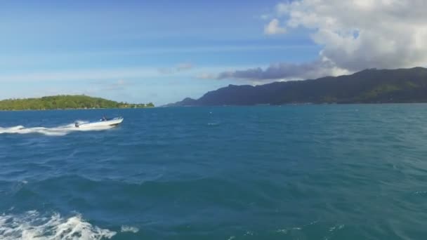 Kilátás nyílik az Indiai-óceán partján a Mahe-sziget, Seychelle-szigetek motorcsónak — Stock videók
