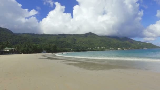 Vista do Beau Vallon Praia, Oceano e Montanhas, Ilha Mahe, Seychelles — Vídeo de Stock