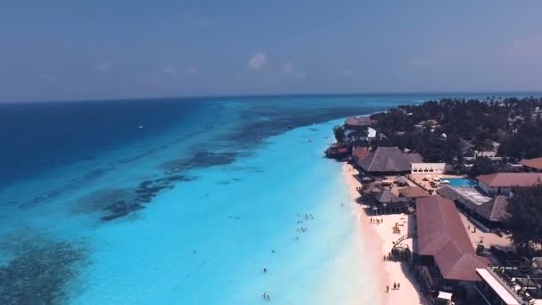 A légi felvétel a Nungwi Beach és a szállodák, Zanzibár, Tanzánia 1 — Stock videók