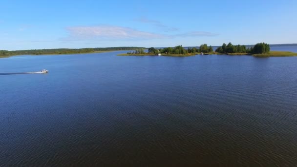 Vista aérea de um barco de velocidade passando ilha no Lago Seliger, Rússia — Vídeo de Stock