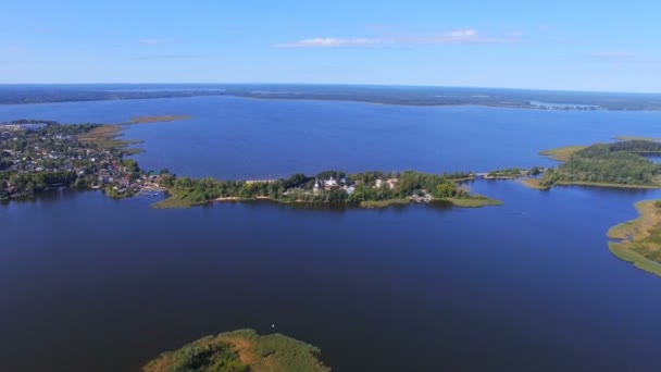 Panorama aéreo del lago Seliger y la ciudad de Ostashkov, Rusia — Vídeos de Stock