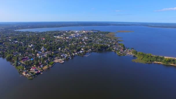 Seliger Gölü üzerinde Ostashkov kasabasının havadan görünümü, Rusya — Stok video