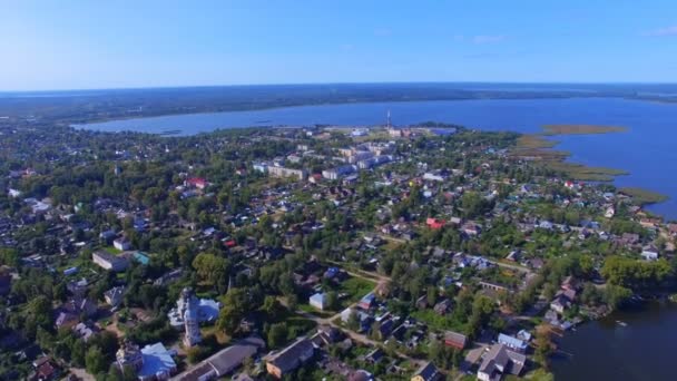 Letecký pohled na město Ostaškov na jezeře Seliger, Rusko 2 — Stock video