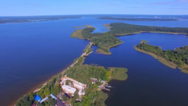 Вид с воздуха на монастырь на острове на озере Селигер, остров Кличен, Россия — стоковое видео