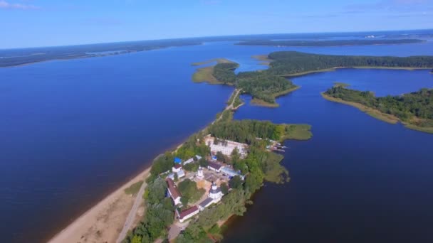 Вид с воздуха на острова на озере Селигер и дорога на остров Котельный, Россия — стоковое видео