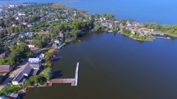 Вид с воздуха на Странд и Пирс в городе Осташков на озере Селигер, Россия — стоковое видео