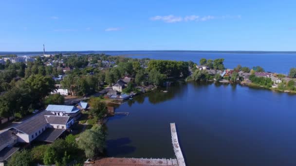 Flyg utsikt över strand och Piers i staden Ostashkov vid Lake Seliger, Ryssland — Stockvideo