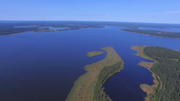 Вид с высоты птичьего полета на озеро Селигер и остров Кличен, Россия — стоковое видео