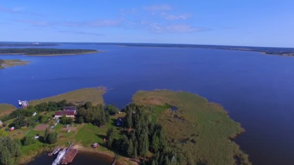 Воздушный вид на остров на озере Селигер, Россия 2 — стоковое видео