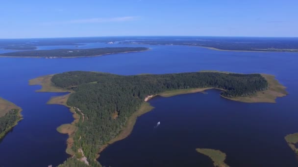 Légifelvétel a végtelen-tó Seliger és Klichen Island, Oroszország 1 — Stock videók