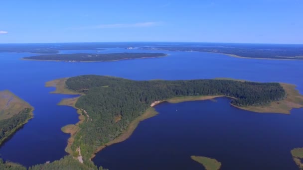 Légifelvétel a végtelen-tó Seliger és Klichen Island, Oroszország 2 — Stock videók
