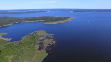 Geniş ve güzel göl Seliger ve Klichen Adası, Rusya havadan görünümü