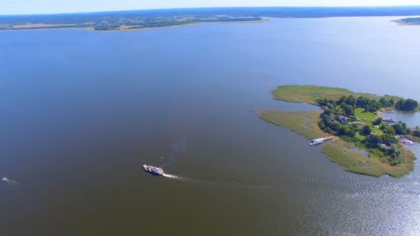 Légifelvétel az uszály és a motorcsónak átadás a sziget on Lake Seliger, Oroszország 2 — Stock videók