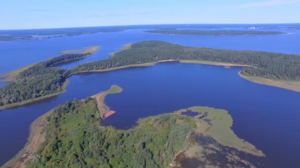 Luchtfoto panorama van uitgestrekt en mooi meer Seliger en Klichen eiland, Rusland — Stockvideo