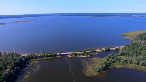 Widok z lotu ptaka małego mostu nad jeziorem Seliger i Klichen Island, Rosja — Wideo stockowe