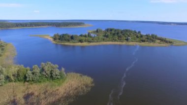 Küçük bir adanın havadan görünümü ve Seliger Gölü üzerinde köprü, Rusya