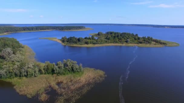 美しい湖 Seliger Klichen ロシア上の小さな予約島のドローンショット — ストック動画