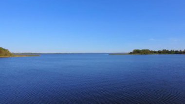 Su yüzeyinin drone Shot, Reeds, orman ve gökyüzü güzel göl Seliger, Rusya