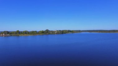 Su yüzeyinin hava görünümü ve sahil ve manastır Seliger Gölü üzerinde, Rusya 2