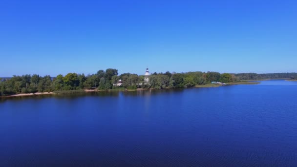 Letecký Pohled Vodní Hladinu Strand Klášter Jezeře Seliger Rusko — Stock video