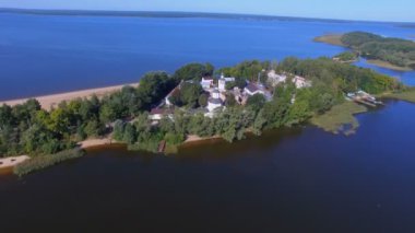 Havadan görünüm, manastırdan geri çekilme Seliger Gölü üzerinde adada, Rusya