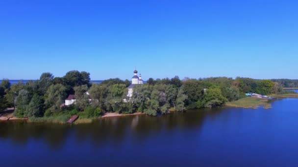 Εναέρια Θέα Πετώντας Πάνω Από Μοναστήρι Στο Νησί Στη Λίμνη — Αρχείο Βίντεο