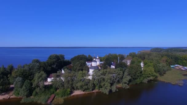 Εναέρια Θέα Πετώντας Πάνω Από Μοναστήρι Στο Νησί Στη Λίμνη — Αρχείο Βίντεο