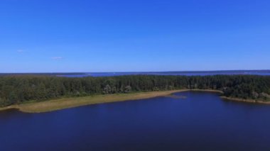 Havadan görünüm üzerinde su yüzeyi ve orman üzerinde uçan Seliger Gölü, Rusya