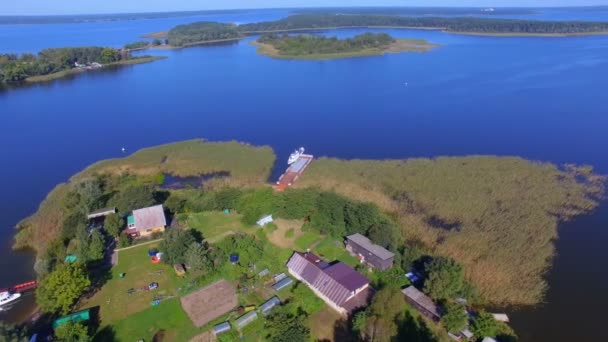 Vue Aérienne Une Petite Île Habitée Sur Beau Lac Seliger — Video