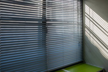 Pencere perdelerinde parlayan ışık ve gölge