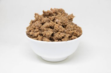 Beyaz arka planda beyaz bir fincanda karides ezmesi.