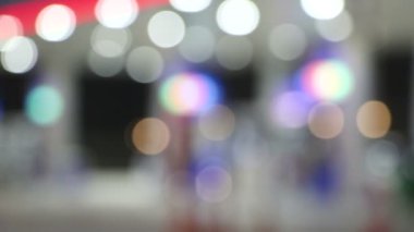Atmosfer Işığı gece benzin istasyonunda bulanıklaştı