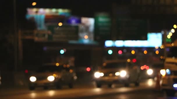 L'éclairage de l'atmosphère brouillé dans la station-service la nuit 