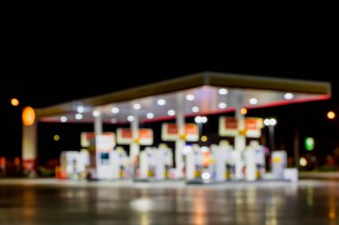 Atmosfer Işığı gece benzin istasyonunda bulanıklaştı