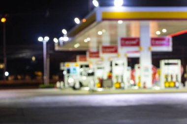 Atmosfer Işığı gece benzin istasyonunda bulanıklaştı