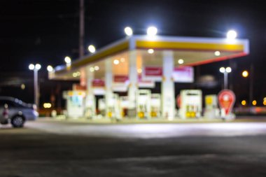Atmosfer Işığı gece benzin istasyonunda bulanıklaştı
