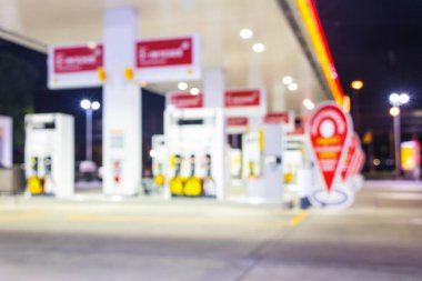 Atmosfer Işığı gece benzin istasyonunda bulanıklaştı