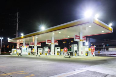 Atmosfer Işığı gece benzin istasyonunda bulanıklaştı