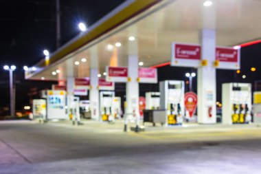 Atmosfer Işığı gece benzin istasyonunda bulanıklaştı