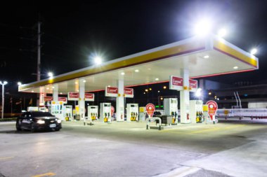 Atmosfer Işığı gece benzin istasyonunda bulanıklaştı