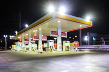 Atmosfer Işığı gece benzin istasyonunda bulanıklaştı