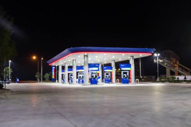 Yakıt istasyonundaki Atmosfer Işığı Bulanık