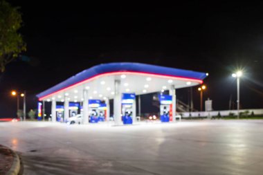 Yakıt istasyonundaki Atmosfer Işığı Bulanık