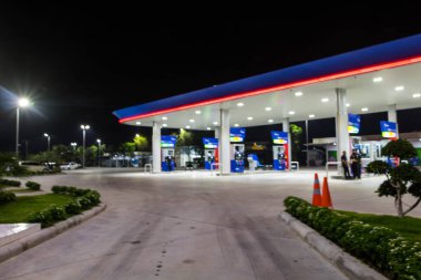 Yakıt istasyonundaki Atmosfer Işığı Bulanık