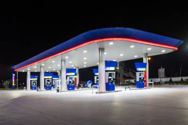 Yakıt istasyonundaki Atmosfer Işığı Bulanık