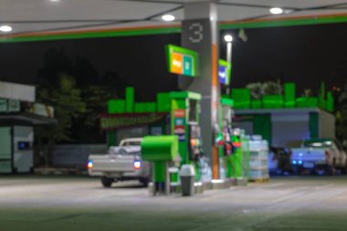 Atmosfer Işığı gece benzin istasyonunda bulanıklaştı