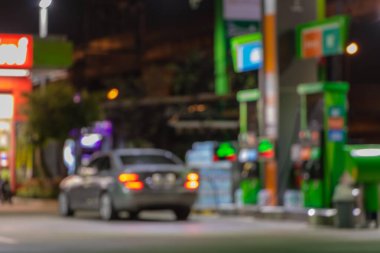 Atmosfer Işığı gece benzin istasyonunda bulanıklaştı