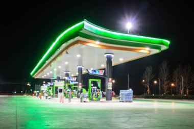 Atmosfer Işığı gece benzin istasyonunda bulanıklaştı