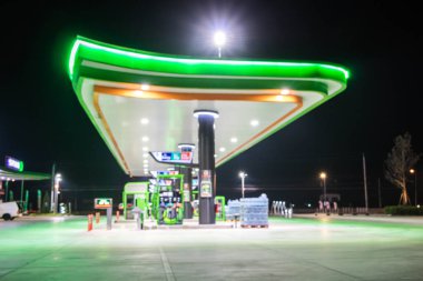Atmosfer Işığı gece benzin istasyonunda bulanıklaştı
