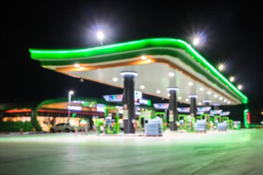 Atmosfer Işığı gece benzin istasyonunda bulanıklaştı